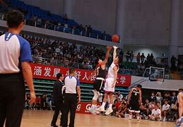 篮球解说员风采独特，为比赛增添看点