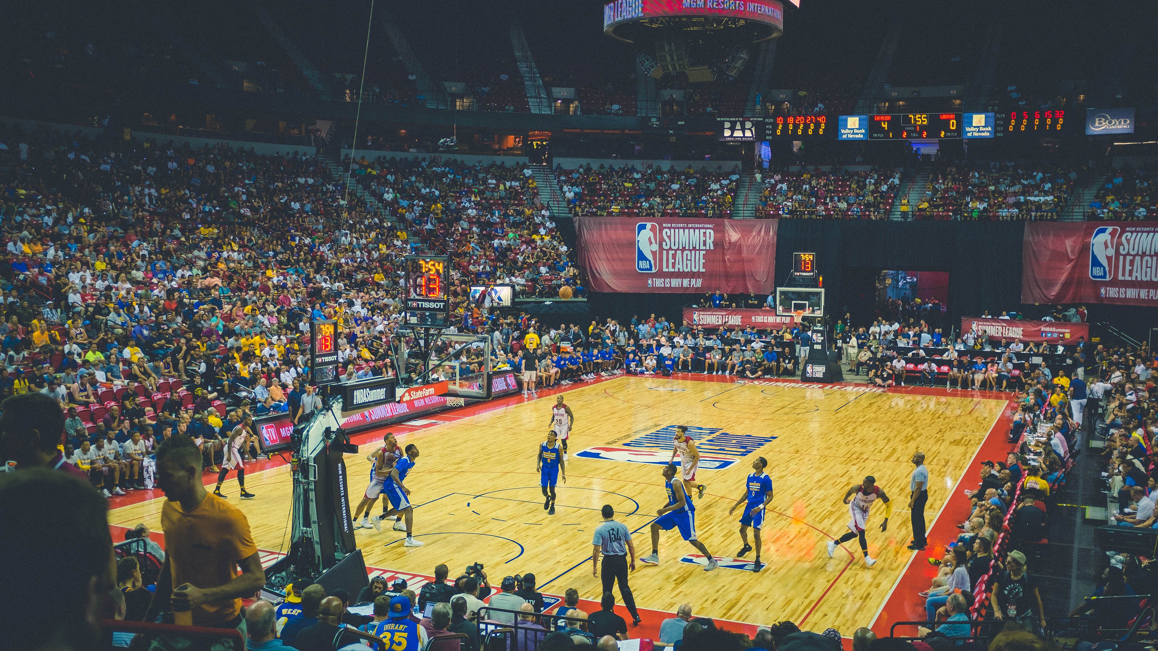 库里迎来五赛季高光表现，RNG球迷沸腾！